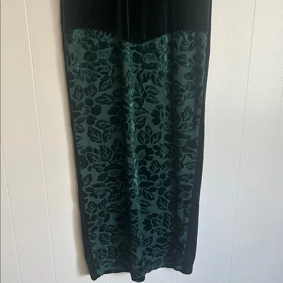 Beautiful vintage velvet emerald green dress with floral burnout pattern. - Picture 5 of 11